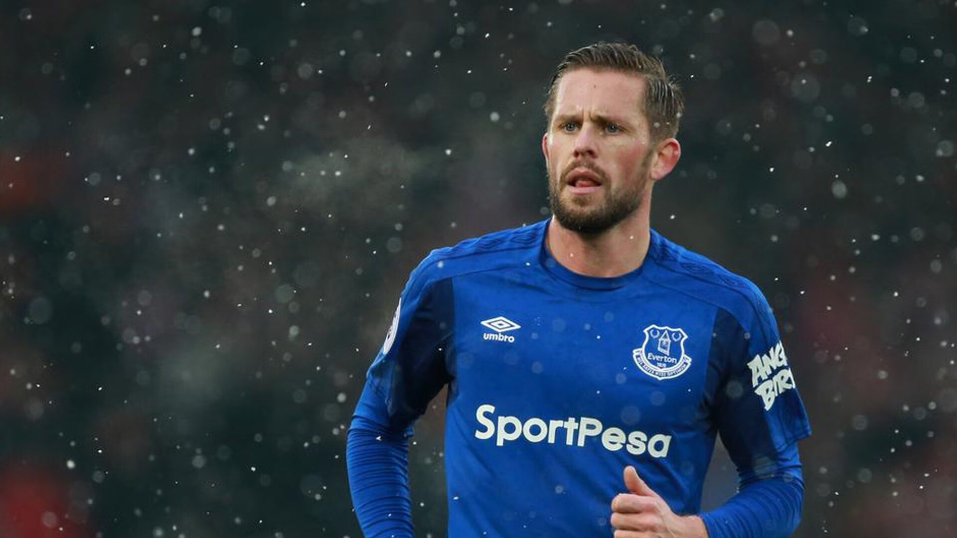 “英超末轮决战：谁能笑到最后？悬念丛生”，2021英超首轮