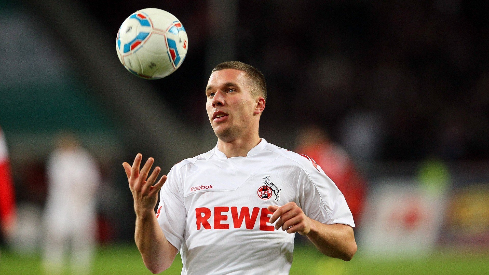 越来越多的校园足球比赛进入高校校园生活，校园足球现状