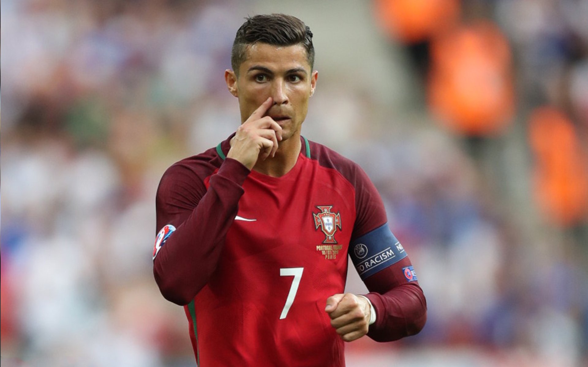 “足球场馆智能化改造助力赛事精彩纷呈”，创意足球场馆