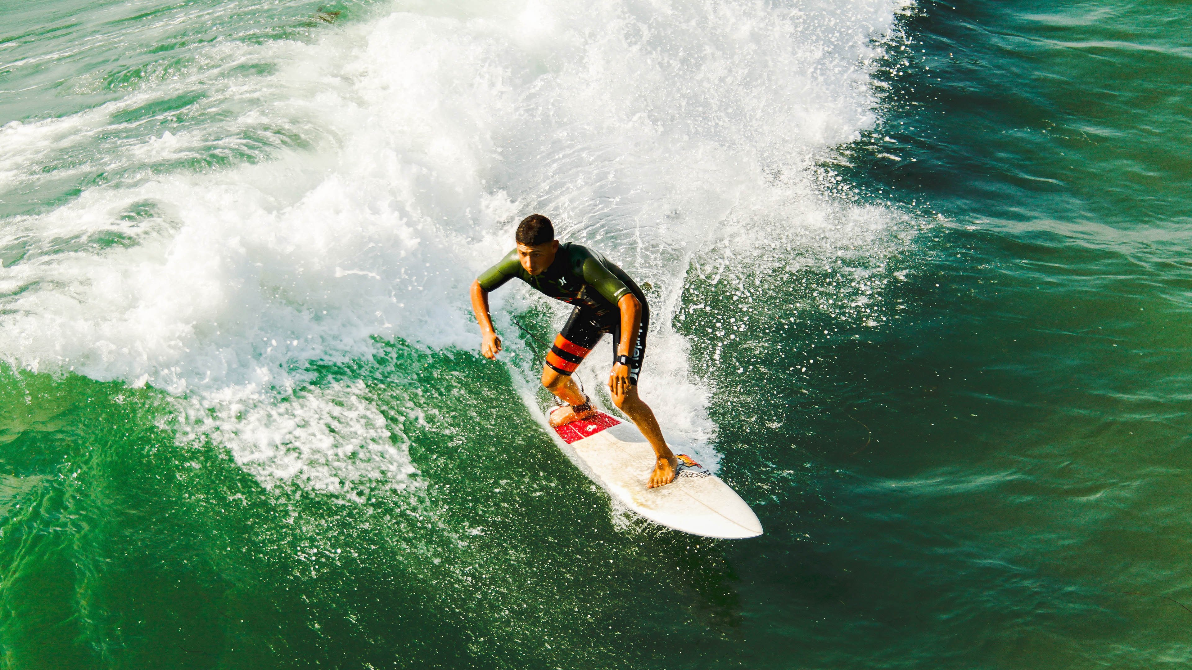 “青少年足球训练营开营，引领青少年足球新风潮”，青少年足球训练营文化节手抄报